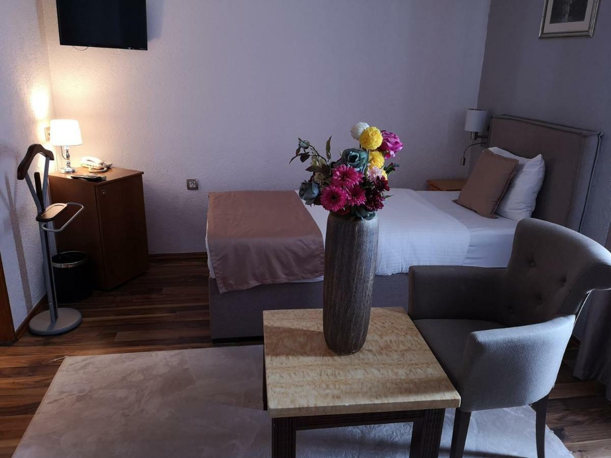 פודגוריצה Hotel Ideal מראה חיצוני תמונה